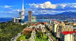 كم تبعد باتومي عن تبليسي؟